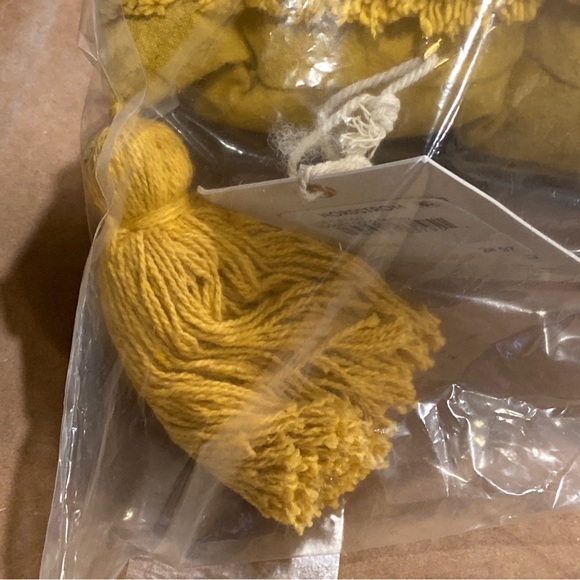 ARTISAN 34 Tufted Tassel Throw Pillow Nugget Gold 16” X 24” - Picture 9 of 10